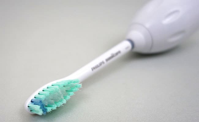 Philips Sonicare Essence electric toothbrush brush head close up on e-Series bristles