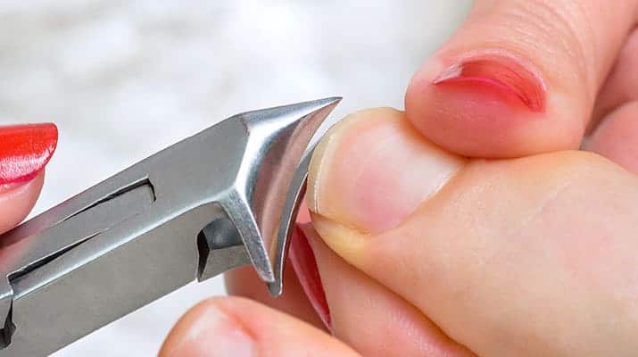 Cutting toenail with nail nippers